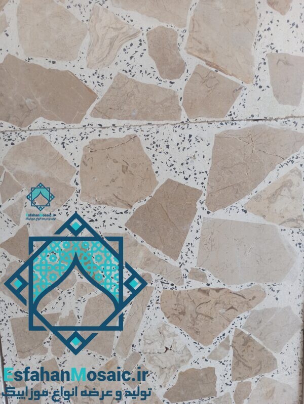 موزاییک لاشه پر طاووسی زمینه سفید و سنگ ریز مشکی