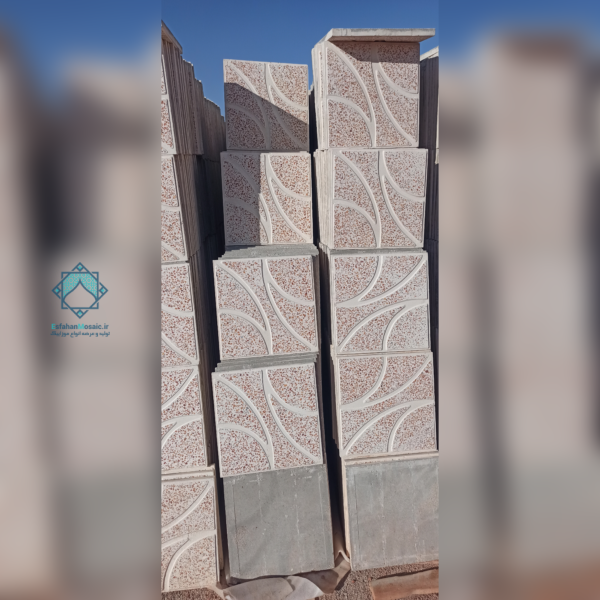 موزاییک حیاطی شمشیری با الگوی هندسی روی دسته
