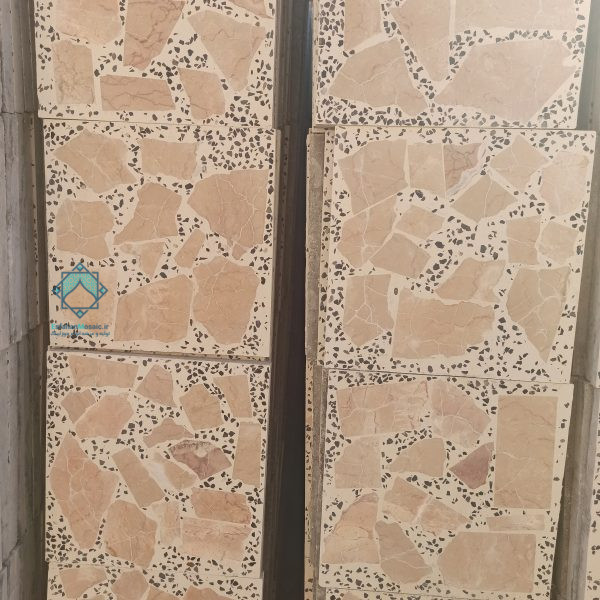 موزاییک لاشه انارک بر روی دسته موزاییک ها چندتایی