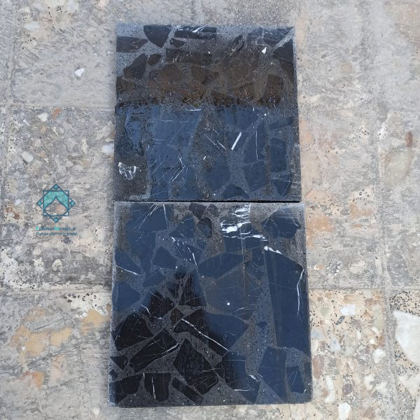 نمای بالا از موزاییک لاشه مشکی