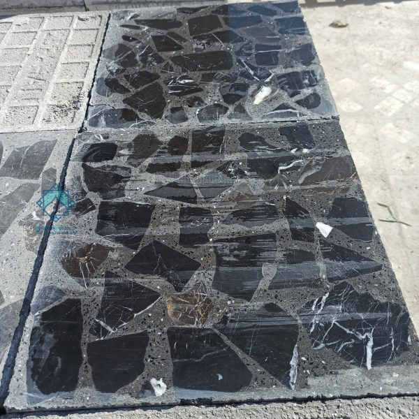 تصویر انبار موزاییک لاشه سیاه تیره با زمینه مشکی