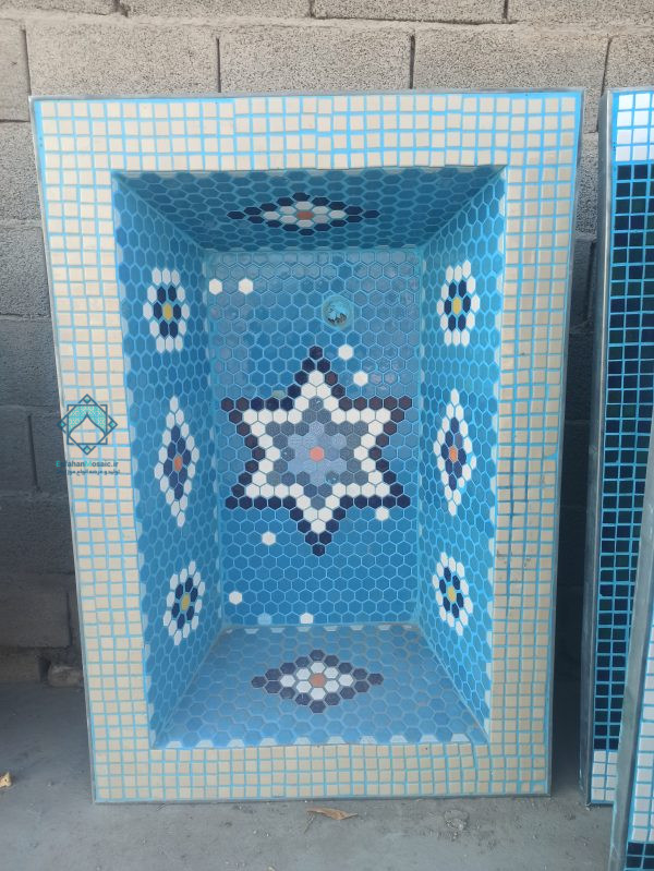 حوضچه آب مستطیلی با کاشی های سفید و آبی و طراحی ستاره ای