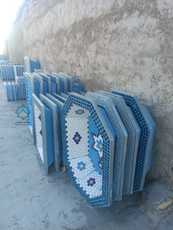 نمایی از چند حوض آب در کنار یکدیگر با رنگ های سفید و آبی