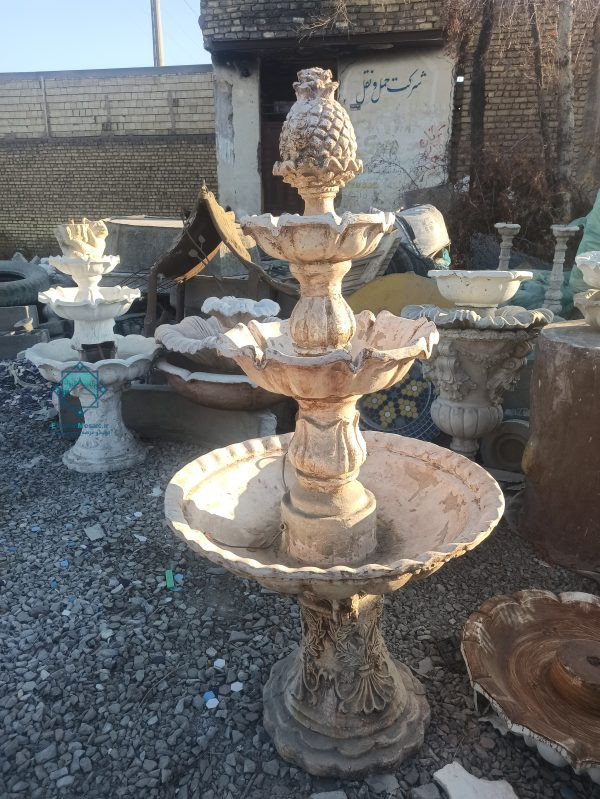 تصویر آبنما سه طبقه با طرح گل روی آن و رنگ خاک رس و طلایی