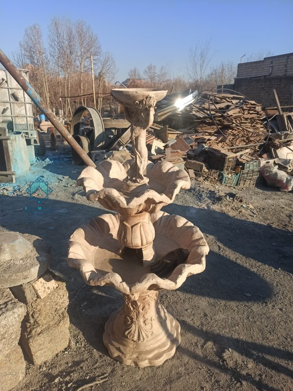 تصویر آبنما سه طبقه با طرح گل و رنگ خاک رس