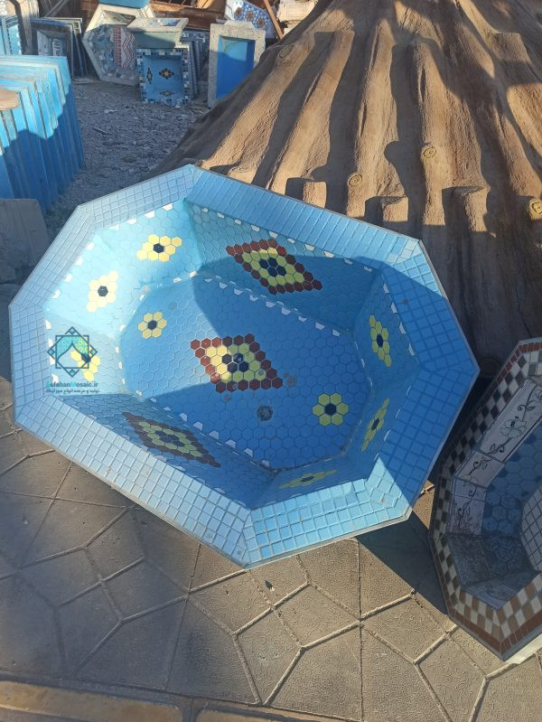 تصویر حوض آب در کنار قطعات پیش ساخته طرح چوب