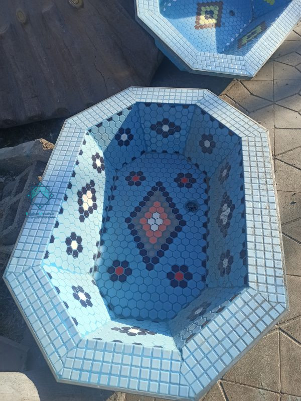 تصویر حوض بزرگ هشت ضلعی نا منظم با رنگ آبی کم رنگ آسمانی