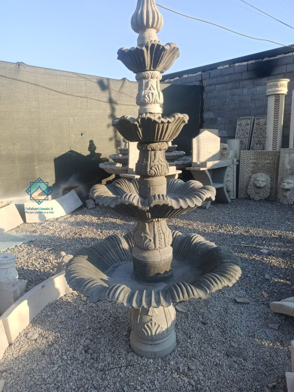 تصویر آبنما خاکستری رنگ با ارتفاع زیاد و چند طبقه