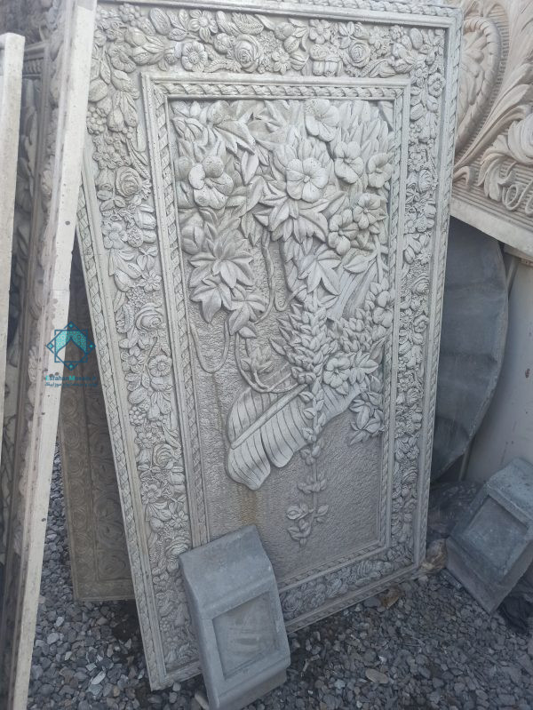 تصویر دیوار پیش ساختته با طرح گل و بوته آویزان