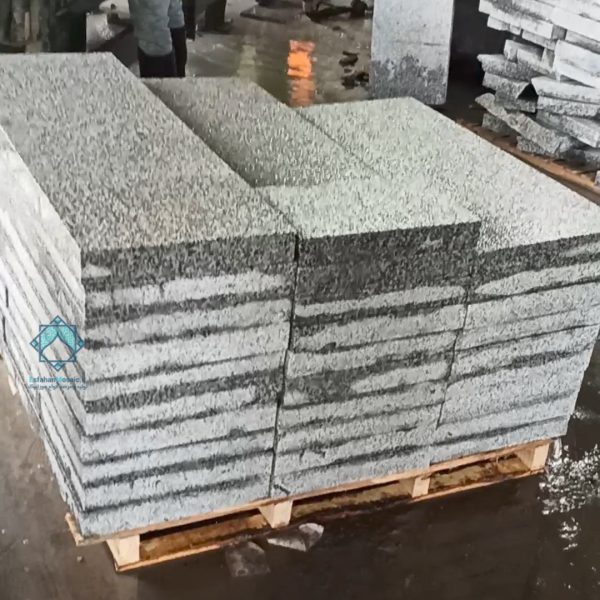نمای چندتایی ازنمونه خرید جدول سنگی سنگ‌های حجمی تولید شده بر روی پالت که در حال آماده شدن برای مشتری هستند