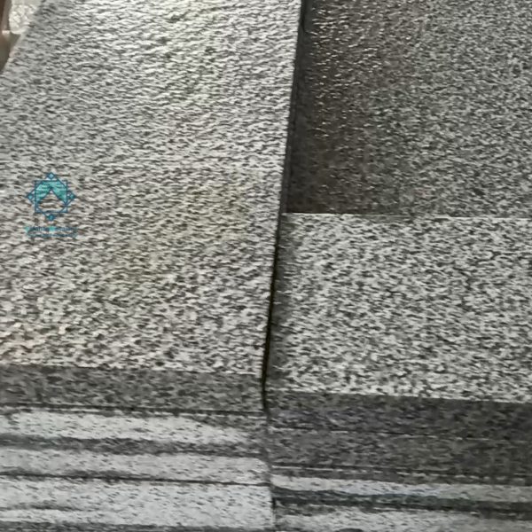 نمای نزدیک از کیفیت محصول جهت اطمینان در خرید جدول سنگی و سنگ حجمی