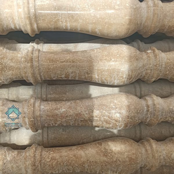 نمای نزدیک از نرده راه پله و صراحی به رنگ بژ و دانه های سفید