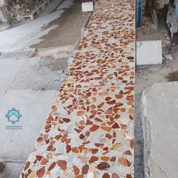 موزاییک‌های الوان فرنگی نمره 5 پس از انجام عملیات ساب در حال خروج از دستگاه ساب