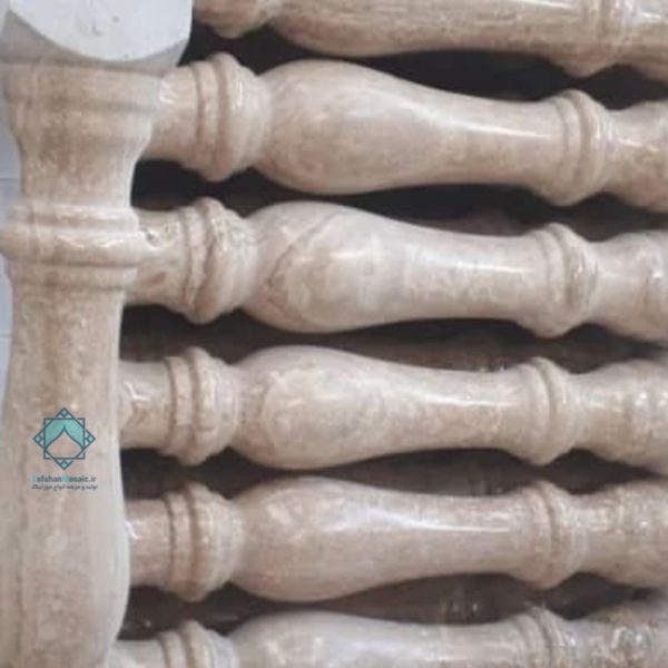 تصویر نزدیک از مجموعه صراحی ها و نرده های سنگی روی هم