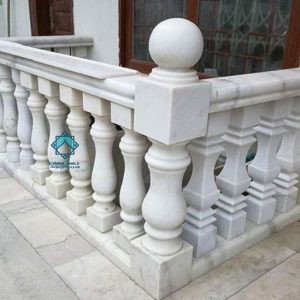نرده های سنگی سفید کار شده روی محوطه و حیاط