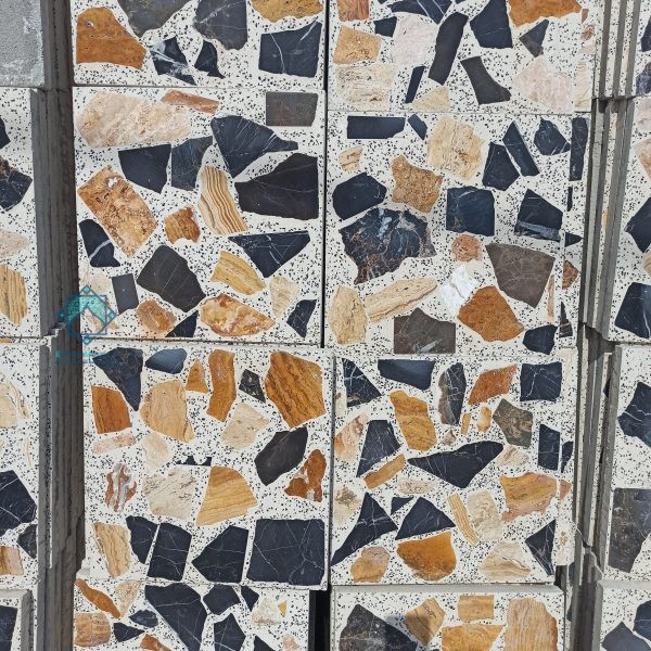 نمای رو به رو موزاییک با کیفیت لاشه لیمویی دارای سنگ های مشکی و لیمویی اسید ساب شده و اتوماتیک