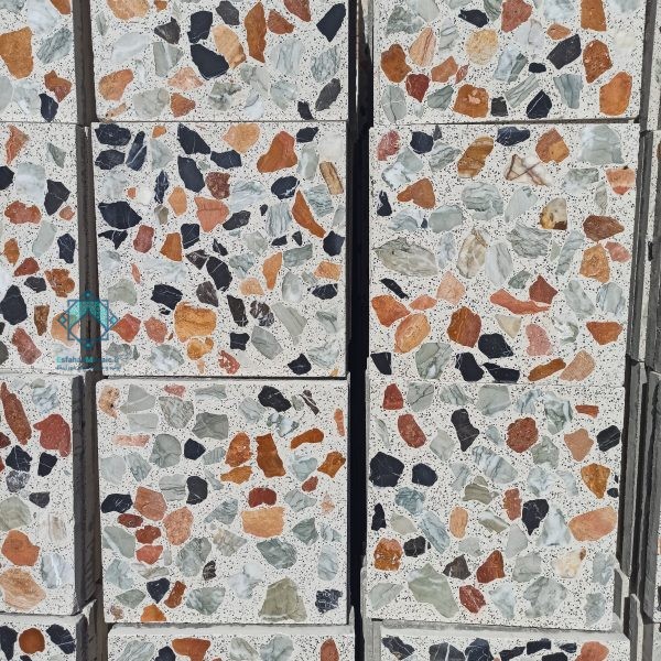 نمای دور دسته موزاییک های جنگلی در کارگاه تولیدی موزاییک اصفهان و قاب چندتایی