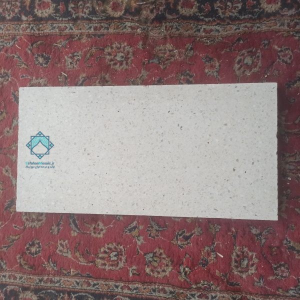 خرید موزاییک 30 در 60 چینی الیگودرز که روی فرش ایرانی قرار گرفته است برای نمایش کیفیت و سطح صیقلی