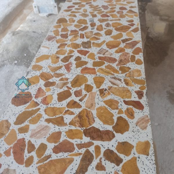 نمای نزدیک موزاییک لیمویی نمره 8 در حال خروج از دستگاه ساب با سطح براق و سنگ درشت