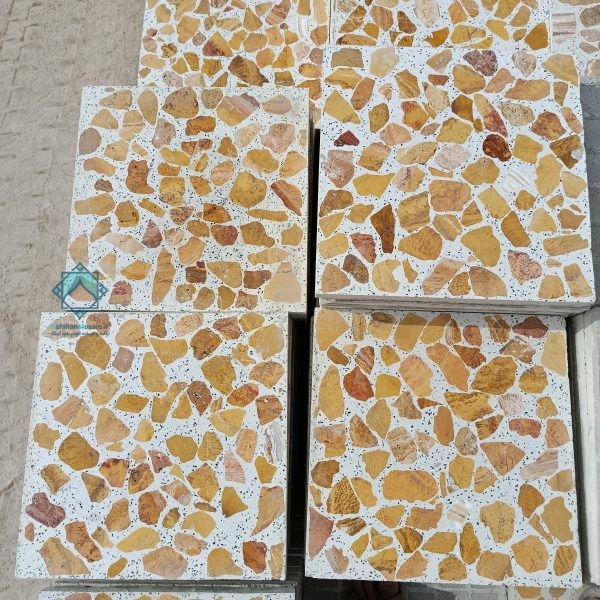 تصویر نمای دور از چند موزاییک لیمویی زرد روی پالت چوبی