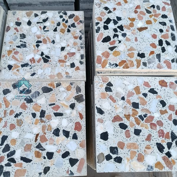 نمای دورتر از 4 موزاییک یاقوتی نمره 5 با سنگ‌های مشکی، سفید و قرمز روی پالت، ابعاد 40×40 سانتی‌متر