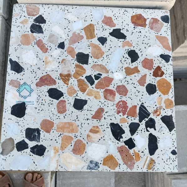 خرید موزاییک یاقوتی نمره 5 با سنگ‌های مشکی، سفید و قرمز در ابعاد 40×40 سانتی‌متر، مناسب برای کفپوش صنعتی و مسکونی