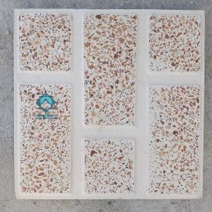 تصویر تکی یک عدد نمونه خرید موزاییک حیاطی آجرنما قرمز با سنگ های الوان که بر روی زمین قرار گرفته است