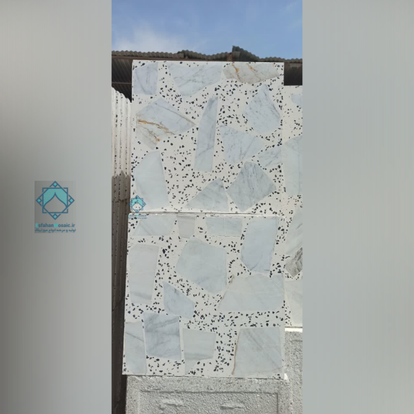نمای نزدیک از دسته موزاییک لاشه سنگ سفید که دو عدد موزاییک لاشه‌ای الیگودرز بر روی آن نمایان است